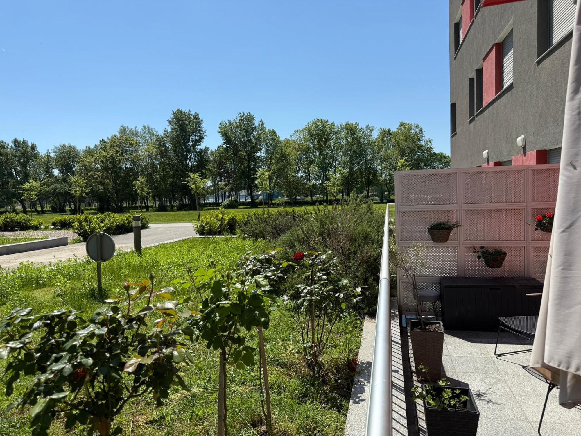 Apartman Garden - Cozy Two-bedroom With Flexible Check-in, Terrace, And Netflix